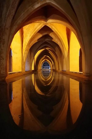 Os chamados banhos de Maria Padilha, no Alcázar de Sevilha. Os chamados banhos de Maria Padilha, no Alcázar de Sevilha.